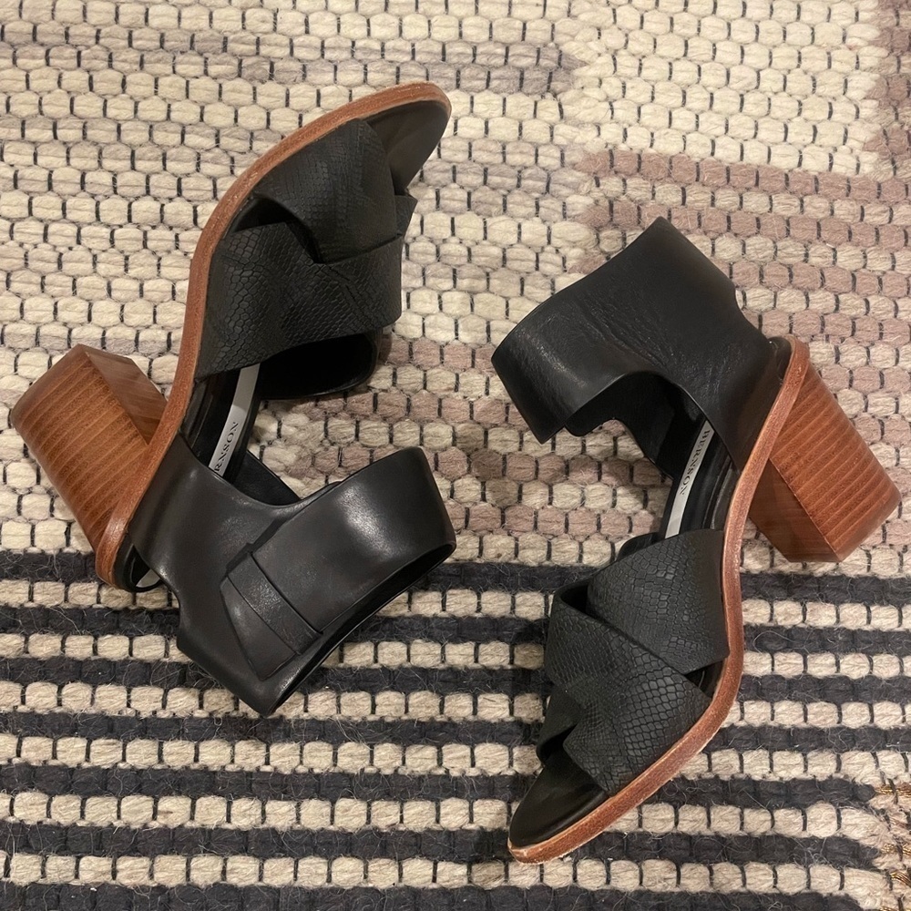 EUC Matt Bernson block heel snakeskin sandals, 6